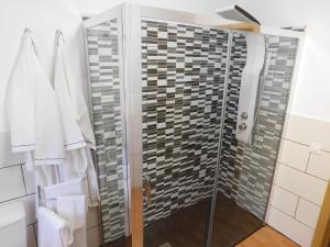 LajitaChabela's Suites的浴室里设有玻璃门淋浴