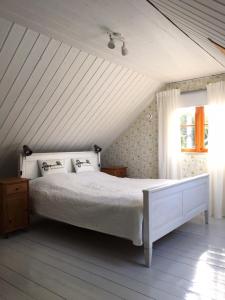 KihelkonnaVilla Verde的卧室配有白色的床和窗户。