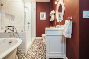 旧金山Mansion on Sutter的带浴缸、盥洗盆和卫生间的浴室