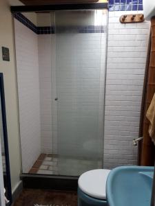 彼得罗波利斯Chales Bamboo Jungle的带淋浴、卫生间和盥洗盆的浴室