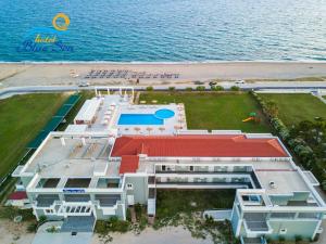 卡纳里奥Blue Sea Hotel的海滩旁一座建筑的空中景观