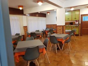 拉雷多罗西旅馆的一间带桌椅的用餐室和一间厨房