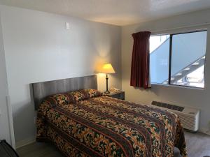 圣地亚哥老城EZ8汽车旅馆的酒店客房设有床和窗户。