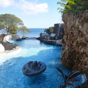 塔纳岛Rockwater Resort的蓝色海水和海洋背景的游泳池