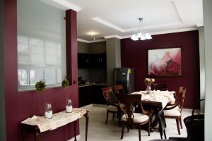 昆卡Hotel Terra Sur Cuenca的一间带桌椅的用餐室和一间厨房