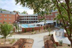 教堂山Rizzo Center, a Destination by Hyatt Hotel的享有带游泳池的建筑庭院的空中景致