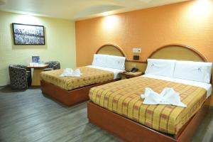 Hotel Atizapan客房内的一张或多张床位
