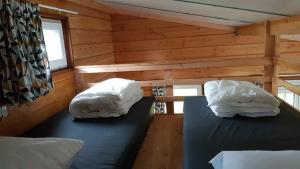 WintelreChalet - Camping 't Dekske的小木屋内带两张床的房间