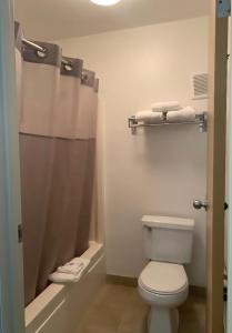 亚基马亚基马宾馆的浴室设有卫生间和带毛巾的淋浴。