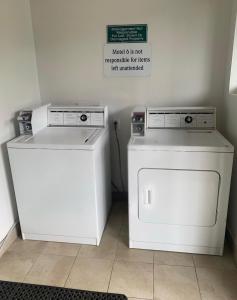 亚基马亚基马宾馆的两台洗衣机和墙上的标志