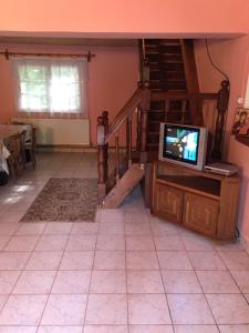 帕迪斯Cabana MonteRio的一间带电视和楼梯的客厅