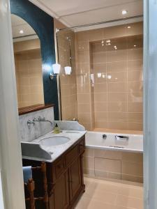 巴黎Le 48 Paris的浴室配有盥洗盆和浴缸。