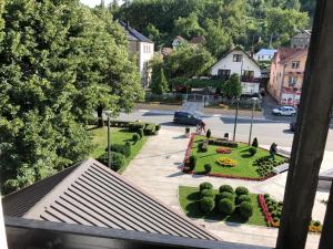 Andrijevica科莫维酒店的阳台享有公园的景致。