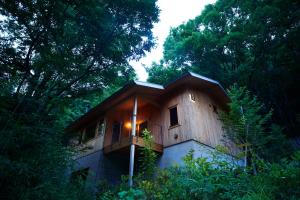 箱根Hakone Retreat villa 1f的树林中带阳台的木屋