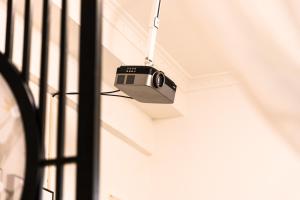 西宁【路客】西宁市城西区·万达广场·路客精品公寓·00151720的挂在天花板上的相机