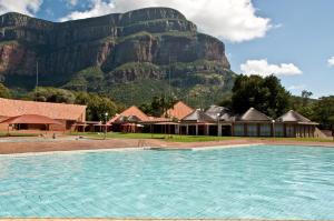 侯斯普瑞特Swadini, A Forever Resort的一座大游泳池,后面是一座山