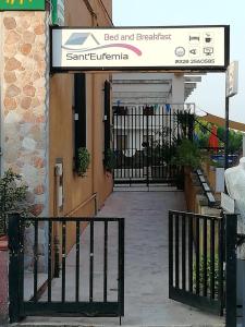 拉默齐亚泰尔默圣尤菲米亚住宿加早餐旅馆的进入有黑色大门的建筑物的入口