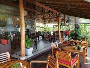 通萨拉班蒙拉里度假酒店的一间空餐厅,配有木桌和椅子