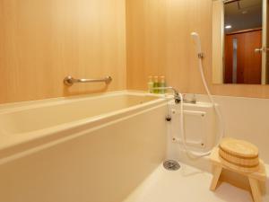 高知约瑟肯日式旅馆的带浴缸、卫生间和淋浴的浴室。
