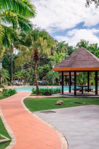 斯里巴加湾市Rimbun Suites & Residences的一个带凉亭和棕榈树的公园