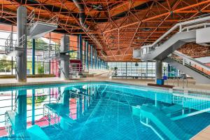 布拉河畔的海登海姆海登海姆品味酒店的大楼内的大型游泳池