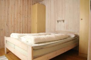VossestrandMyrkdalen Resort Øvre Bygardslii apartment的木墙客房的一张床位