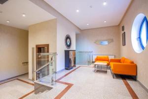 巴库City Park Hotel的客厅配有橙色沙发和桌子