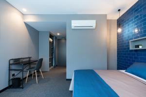 瓦伦西亚Nest Style Valencia的一间设有床铺和蓝色墙壁的客房