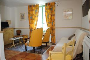 维厄勒斯布沃马斯酒店的一间卧室配有黄色椅子、一张床和窗户