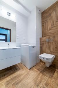 比得哥什Apartament Jaskółcza 30的白色的浴室设有卫生间和水槽。