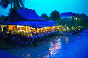 Ban Khon森加赫伦恩度假旅馆的河边的餐馆