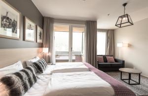 米尔克河谷Myrkdalen Resort Hotel的一间卧室配有一张大床和一张沙发