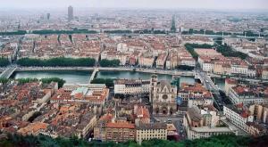 里昂NOCNOC - L'Escapade的享有河流和建筑的城市空中景致