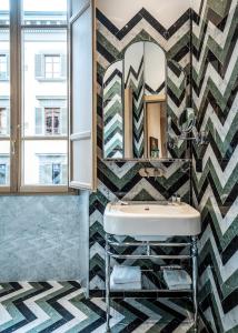 佛罗伦萨Hotel Calimala的一间带水槽和镜子的浴室