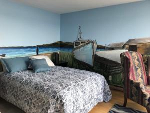 Saint-FulgenceSuite 1, Flèche du fjord, vue Saguenay, Mont Valin的一间卧室,配有一张床和一幅小船画