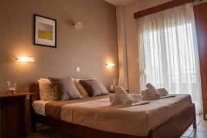 乐托卡亚Hotel Akti的一间卧室配有带毛巾的床