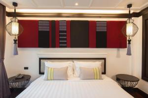 清迈纳尼兰德浪漫精品度假酒店 的一间卧室配有一张壁画大床