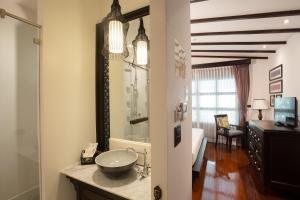 清迈纳尼兰德浪漫精品度假酒店 的一间带水槽的浴室和一间卧室