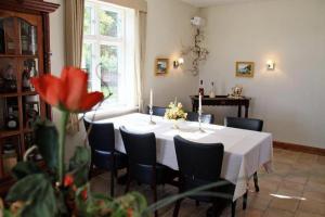 Eskilstrup赫耶穆勒汽车旅馆的一间配备有白色桌椅的用餐室