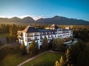 高塔特拉山Rodinný Hotel Hubert High Tatras的享有酒店空中景色,以山脉为背景