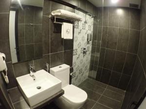 八打灵再也Apex Boutique Hotel @ Bandar Sunway的浴室配有白色卫生间和盥洗盆。