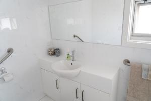 高勒Gawler Townhouse 1 Bedroom的白色的浴室设有水槽和镜子