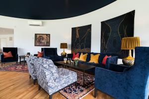 瓦尔河谷Valldal Fjordhotell - by Classic Norway Hotels的客厅配有蓝色的沙发和椅子