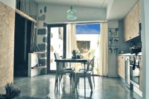 San Juan de la RamblaEl Susurro Ecoliving_VILLA PARDELA的一间带桌椅和窗户的用餐室