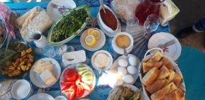 戈里斯Camp'in Goris的蓝色桌子,上面放着食物和鸡蛋
