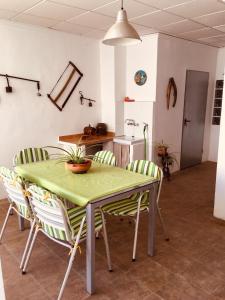Macastre乐卡斯塔圣塔碧乡村民宿的厨房配有桌椅和绿桌