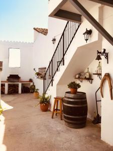 Macastre乐卡斯塔圣塔碧乡村民宿的一间设有桶和楼梯的品酒室