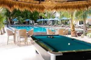 爱妮岛米尼洛岛爱妮岛度假酒店的游泳池前的台球桌