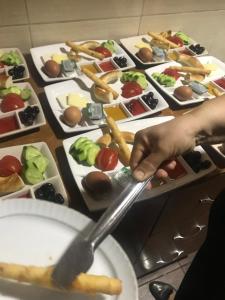 番红花城谷内可纳旅馆的把勺子放在食物盘前的人