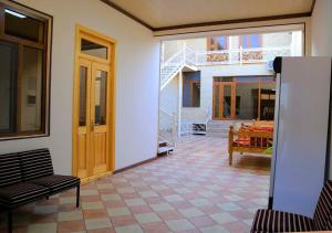 撒马尔罕Premier的客厅设有门和桌子